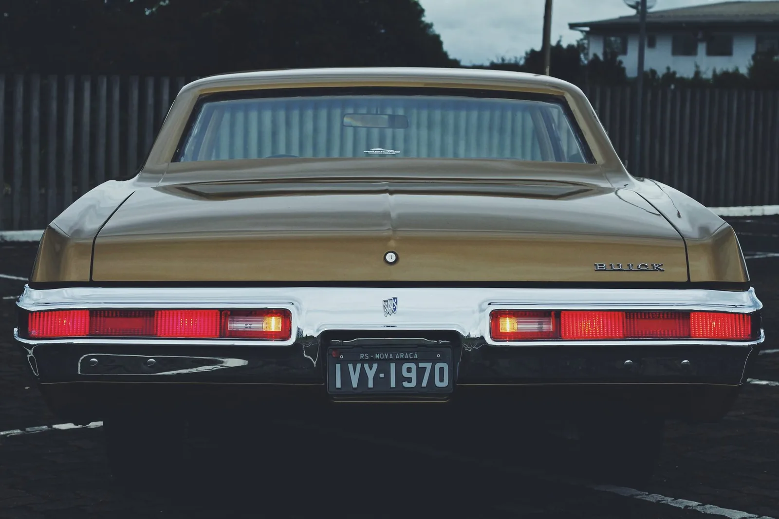 Traseira de um Buick LeSabre com as lanternas acesas
