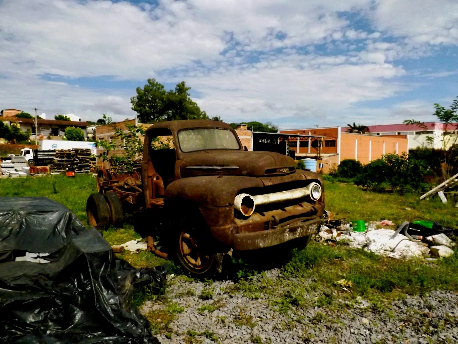 Ford F-8 enferrujada, parada num terreno