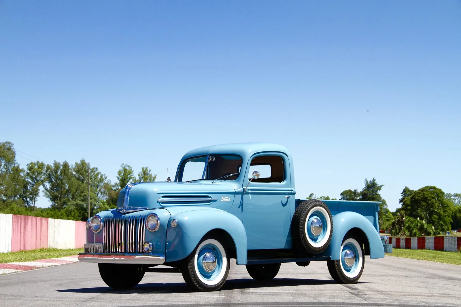 Ford F-1 azul restaurada, rodando