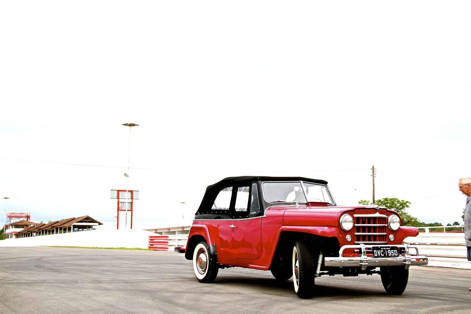 Willys Jeepster 1950 vermelho na pista