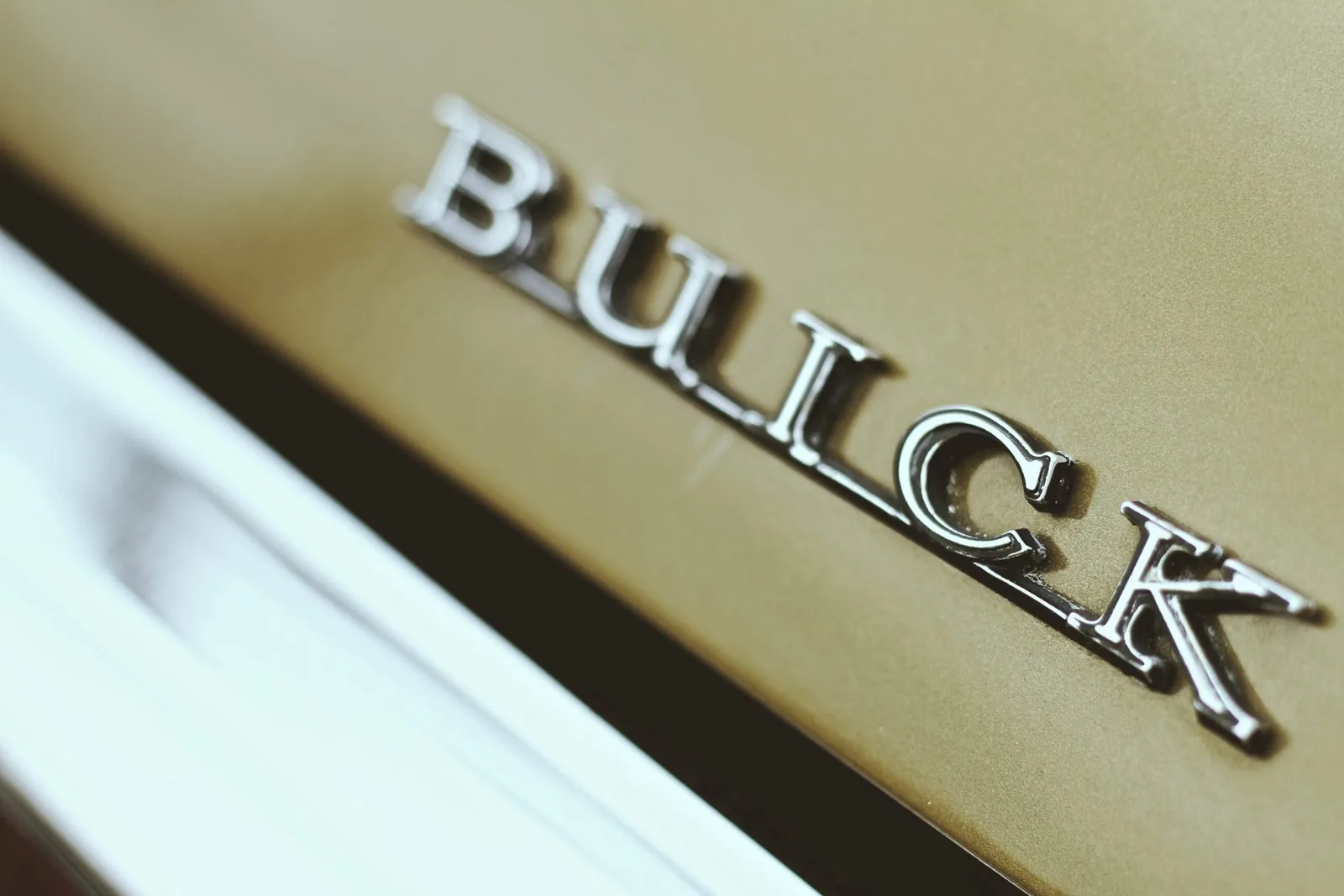 Letras cromadas BUICK aplicadas na carroceria