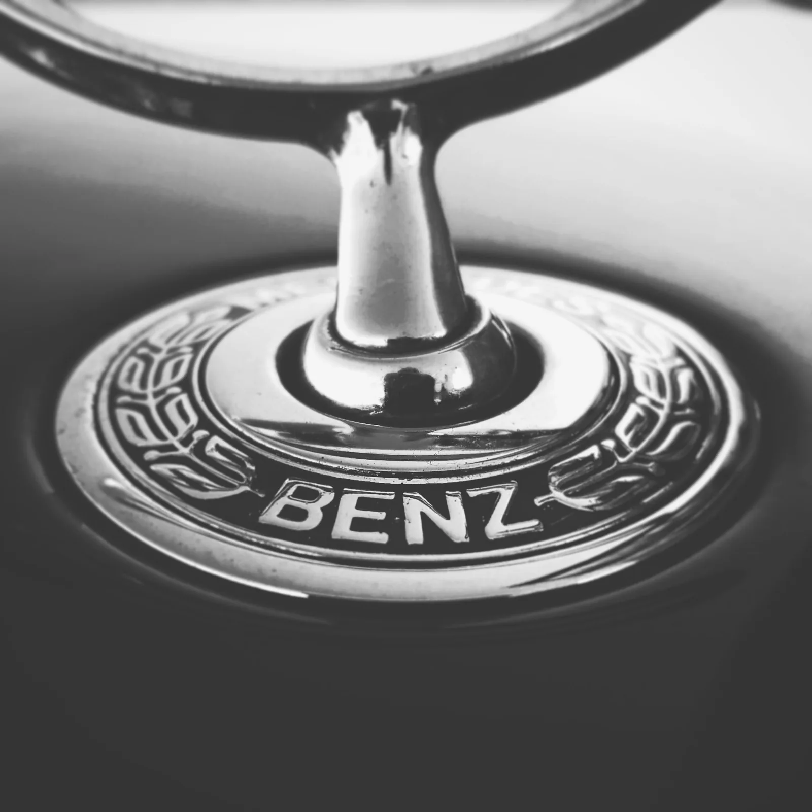 Base da estrela do capô Mercedes-Benz, com o emblema BENZ na coroa de louros