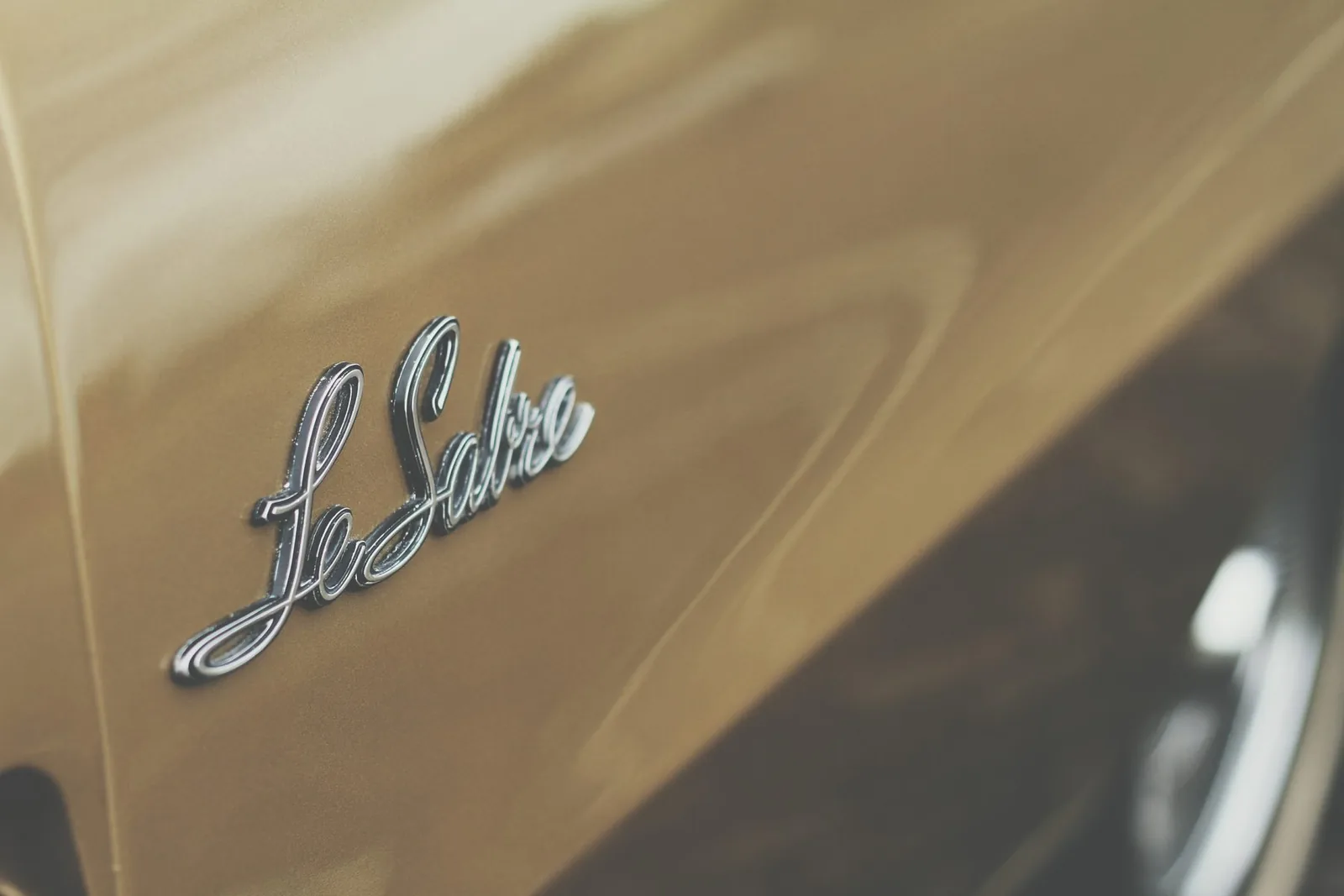 Emblema LeSabre em cromo na lateral de um Buick